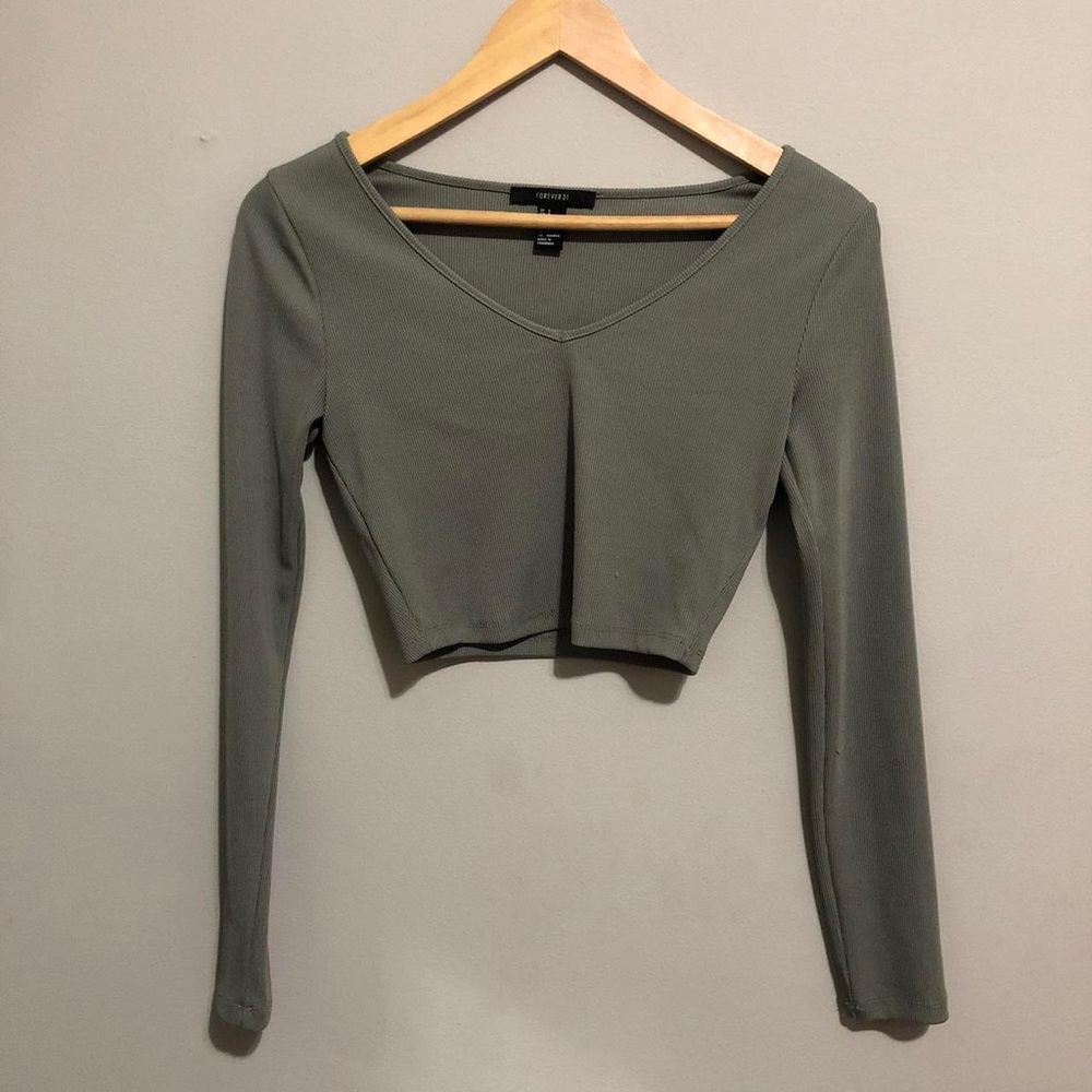 Olive tone sage green v-line long sleeve crop top ✨